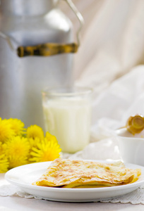 夏季农村早餐煎饼配蜂蜜和牛奶