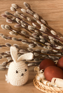 复活节彩蛋和兔子柳絮背景上