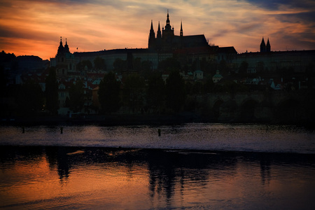在夕阳的光辉布拉格城堡剪影