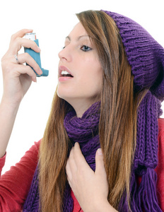 哮喘使用哮喘吸入器的女人