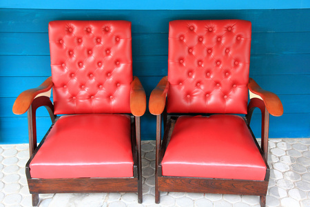 蓝色背景上的红色复古扶手椅