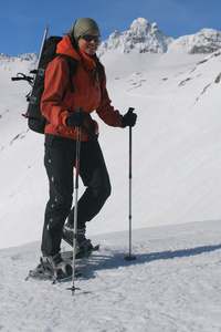 微笑女孩雪鞋旅行