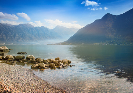 美丽的海景，在海边的岩石