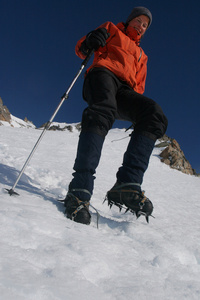 在冰川上冰爪与登山者图片