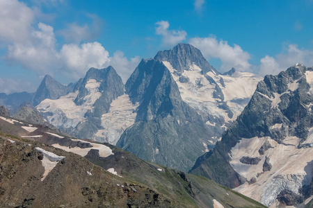 无人驾驶飞机的鸟瞰图。Karachay CherkessiaDombay西高加索的夏季山地景观