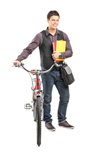 男学生推自行车