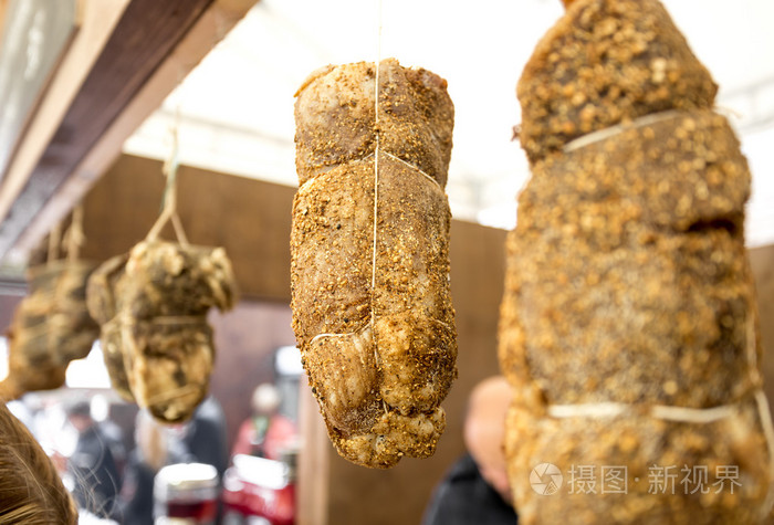 特写的肉满香料在天花板下干燥