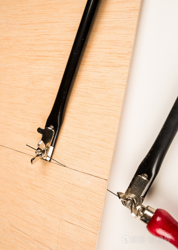 在板上的小钢丝锯