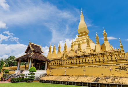 老挝旅游地标，金色宝塔扫管笏帕那銮在万象。佛教寺庙。亚洲著名的旅游胜地