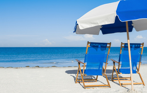 日光躺椅，沙滩伞等上银砂，度假浓