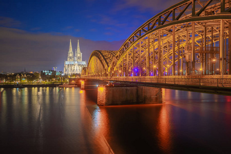 Hohenzollern 桥梁与科隆大教堂在晚上在德国科隆城市