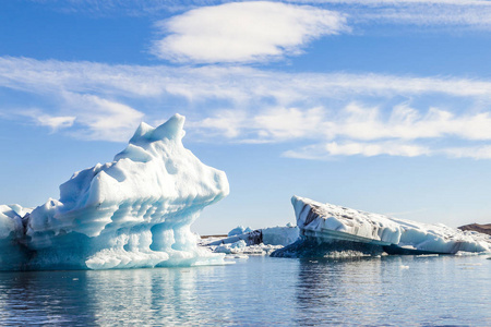 jokulsarlon 蓝色泻湖全景与冰山融化在水中