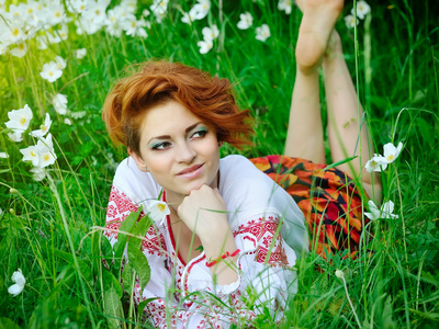 乌克兰的民族服饰的花卉牧场，年轻美丽的女人