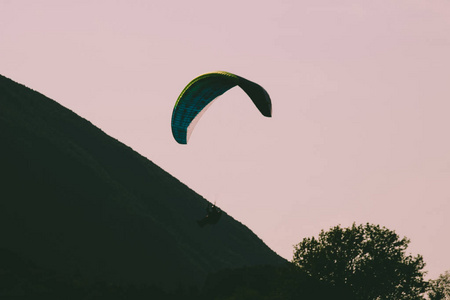 斯洛文尼亚。斯洛文尼亚阿尔卑斯山。山上的滑翔伞