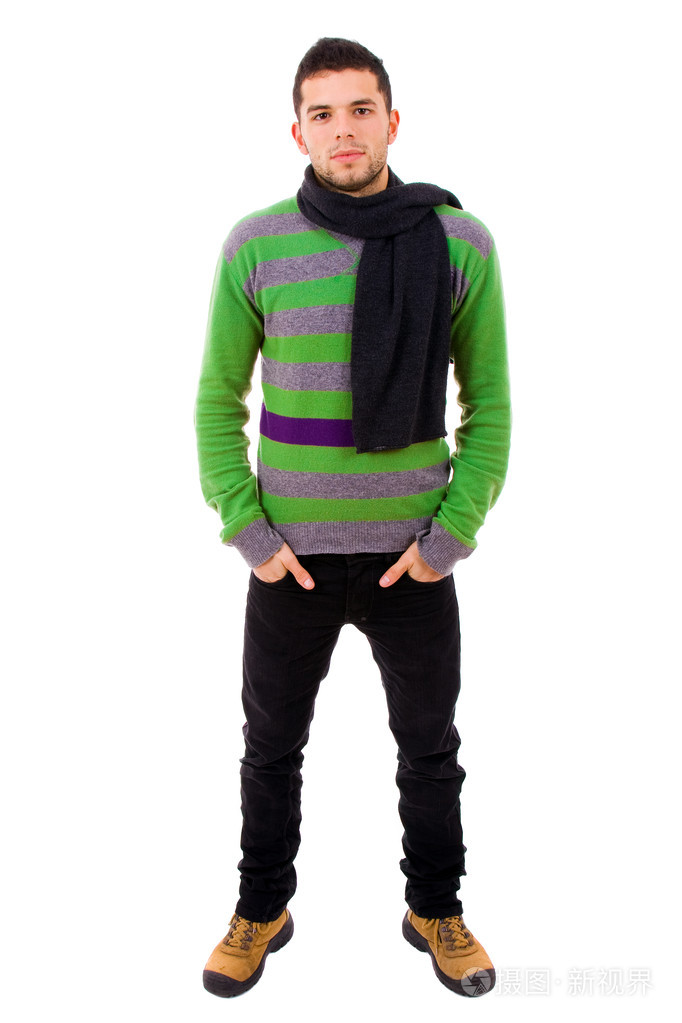 年轻男子全身穿着冬天的衣服