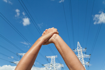双手交叉在同意和电力传输线对蓝光照片