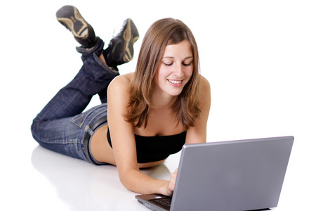 快乐的年轻女人，使用一台笔记本电脑
