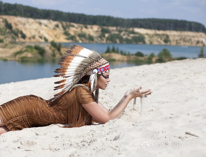 在美洲印第安人服装的年轻女子照片-正版商用图片0b7p1b-摄图新视界