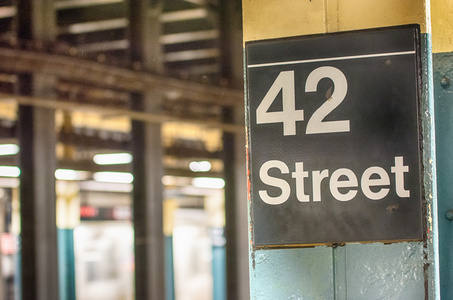 在纽约城的 42 st 地铁标志