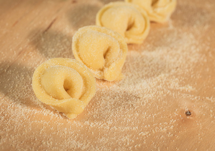 意大利自制饺子放在一张小木桌上撒上面粉