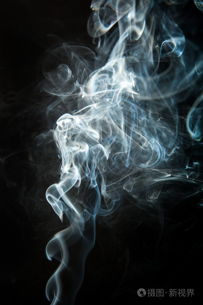 在黑色背景上吸烟