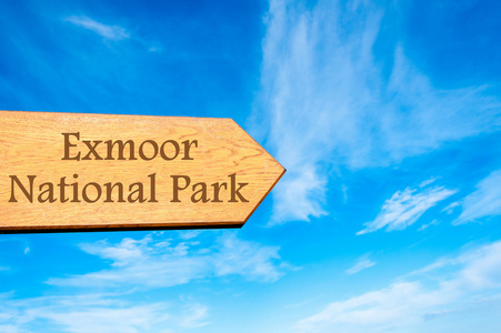 木制的箭头标志指向目的地埃克斯穆尔国家公园，英格兰