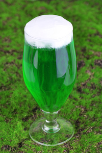 玻璃的绿色的啤酒，为圣帕特里克节上草特写