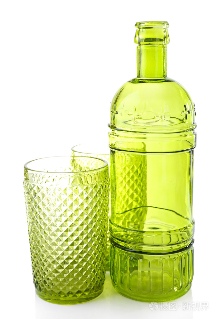绿色玻璃瓶和孤立的白色衬底上的眼镜