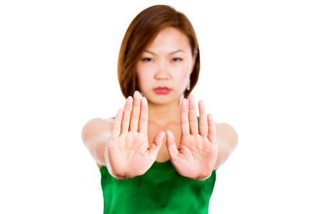 用她的双手要停止信号转导的女人照片