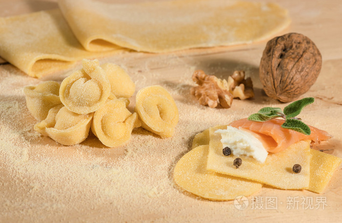 生面团和意大利的自制饺子，打开和关闭，充满意大利乳清干酪，烟熏三文鱼 香草和核桃