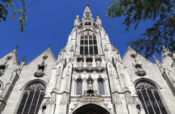 法国里尔中世纪的哥特式大教堂的门面