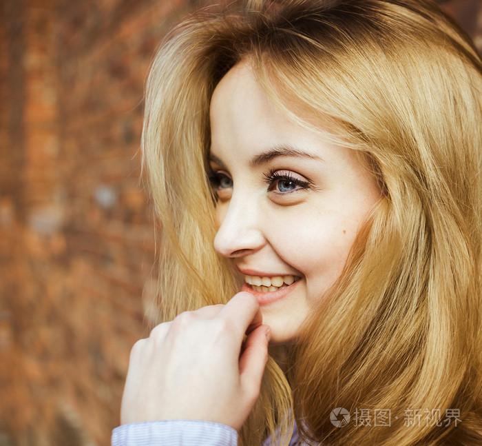 一个无忧无虑友好平易近人的女孩带着迷人的微笑,可爱的美丽肖像看