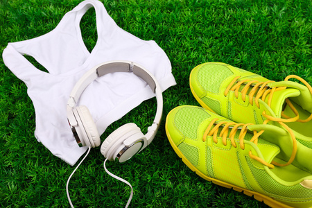 运动衣服与鞋子和耳机