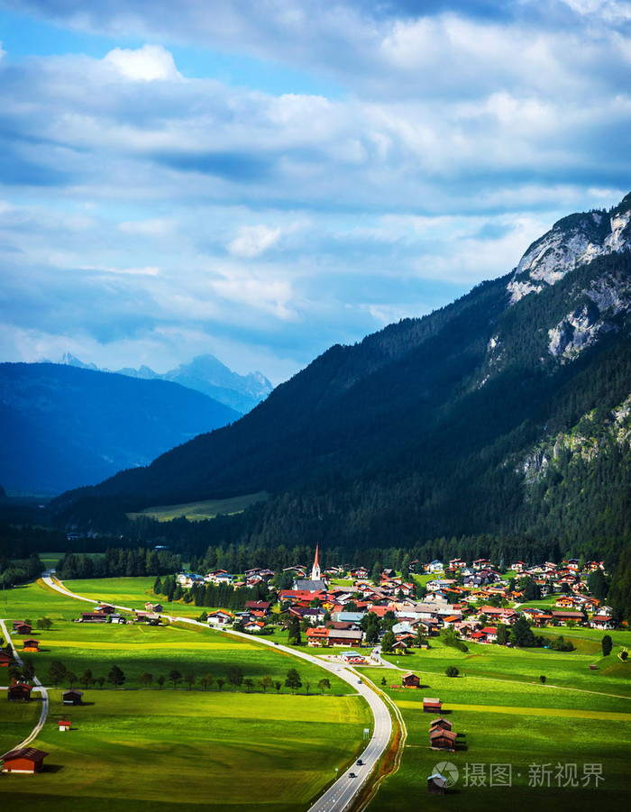 山中的小村庄照片-正版商用图片0b81f1-摄图新视界