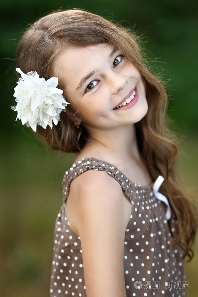 漂亮的小女孩的肖像