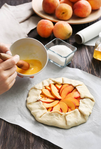 女子涂抹生桃 galette 蛋黄, 特写