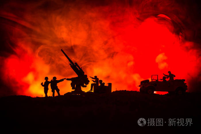 防空大炮和军事剪影战斗场面在战争雾天空背景下, 世界大战战士剪影在