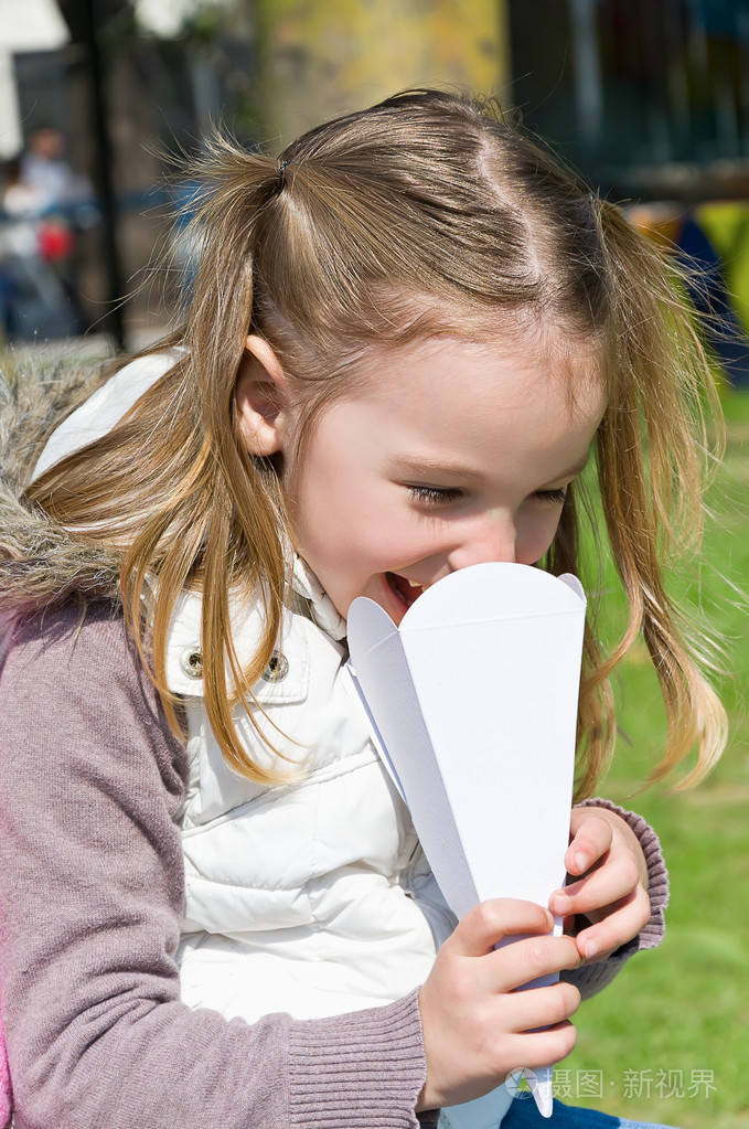 在公园里呕吐的女孩