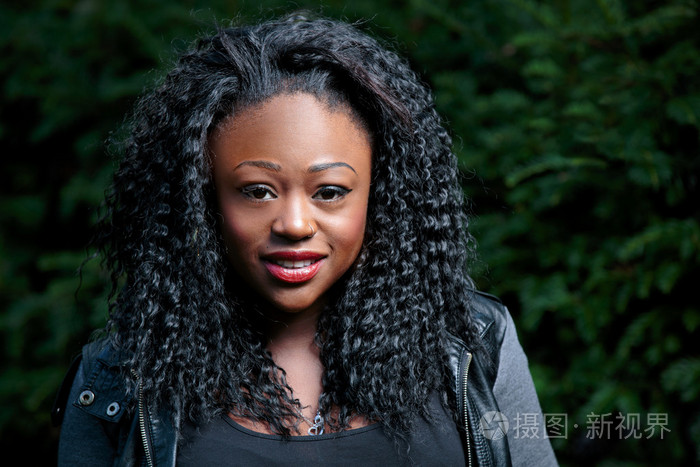 微笑的年轻黑人卷发女人照片-正版商用图片0b8blr-摄图新视界