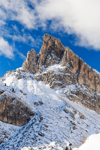 意大利白色阳光和雪的神奇白云岩山脉
