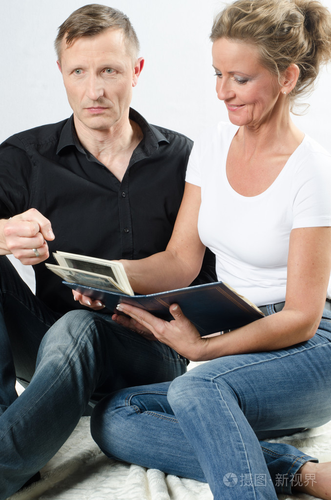 看着照片的夫妇