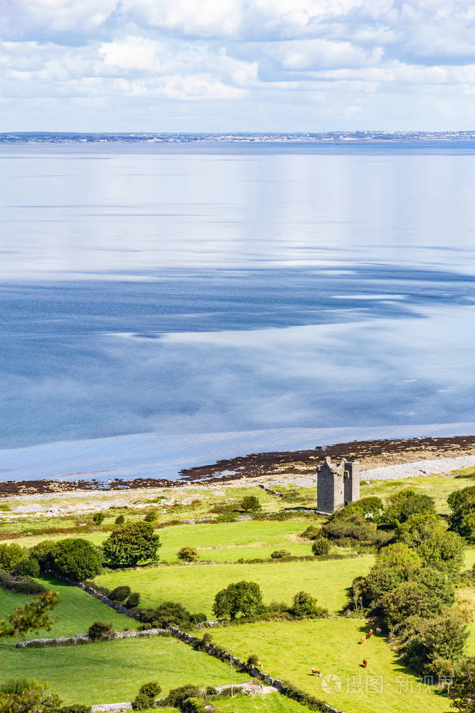 老岩石塔, 农场和海滩在 ballyvaughan, 克莱尔, 爱尔兰