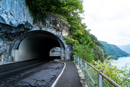 空的路与隧道在瑞士