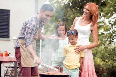 休闲, 食物, 人和假日概念在夏季户外派对上为家人烹调烤肉烧烤