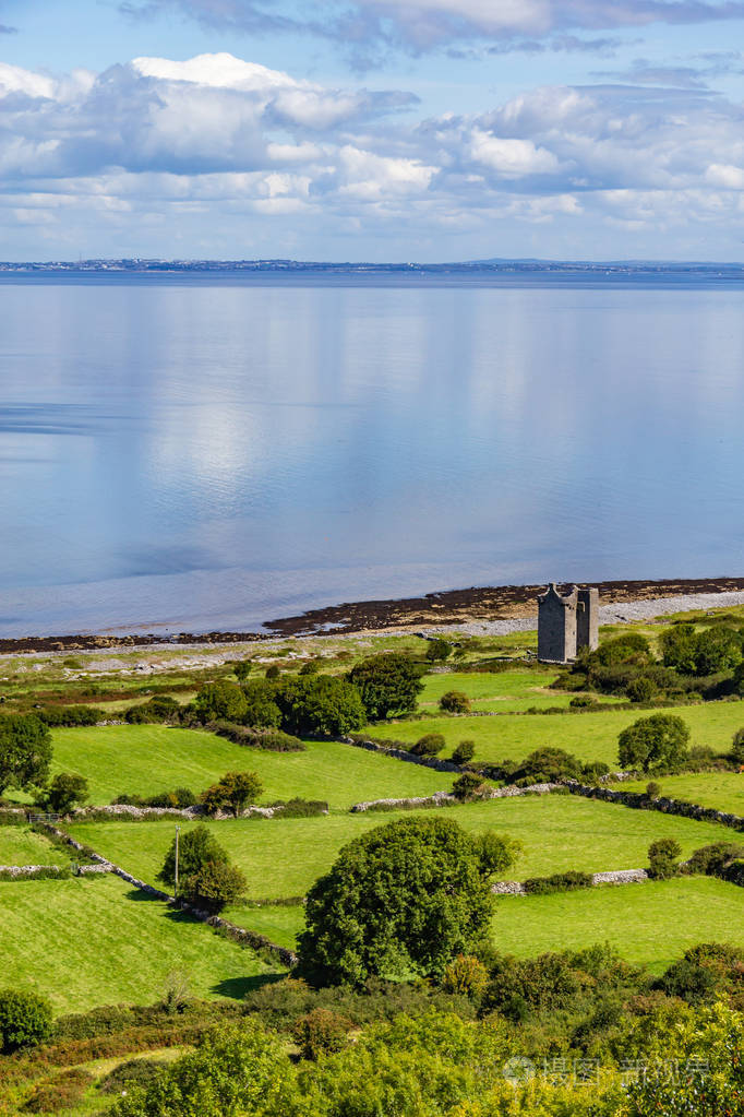 老岩石塔, 农场和海滩在 ballyvaughan, 克莱尔, 爱尔兰