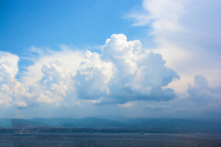 明亮的光云背景