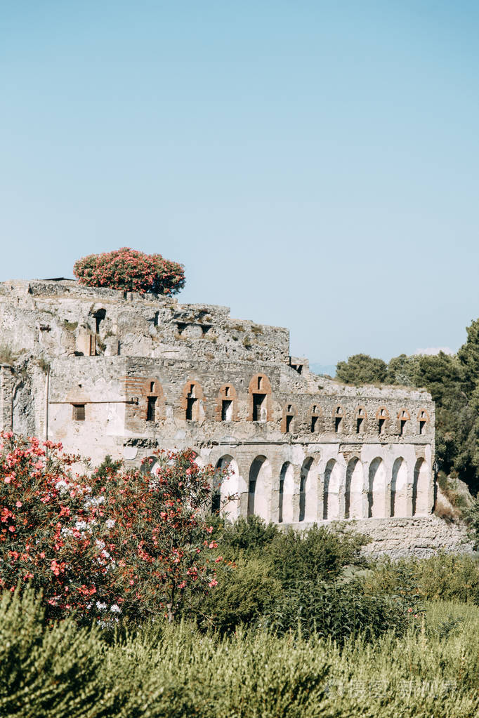 历史遗迹与看法在维苏威, 意大利.化石和挖掘, 城市全景.