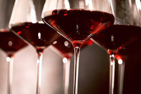 黑木桌上的红酒杯照片