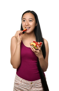 白色背景健康水果沙拉亚洲妇女
