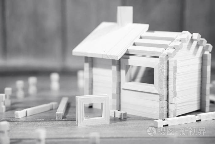 玩具木房子。构造器是由天然木材制成的 ch